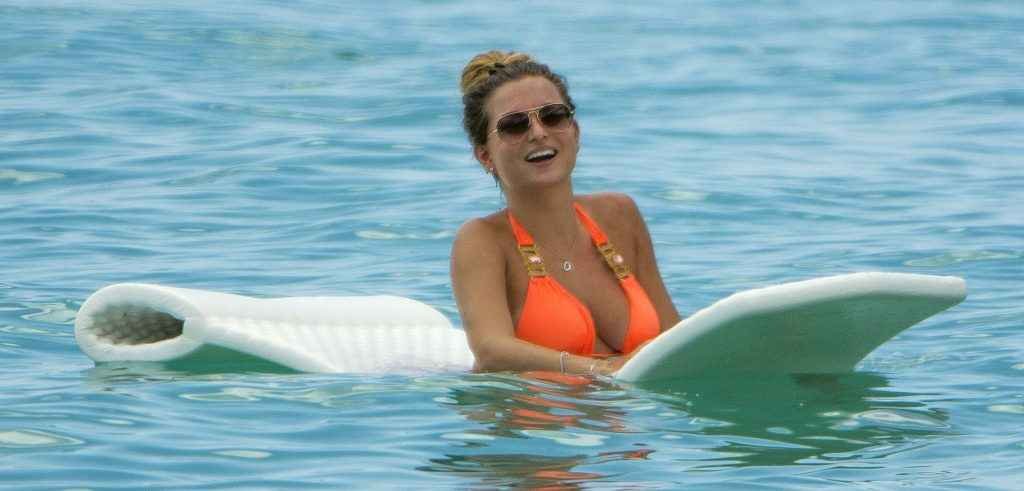 Zara Holland en bikini à La Barbade