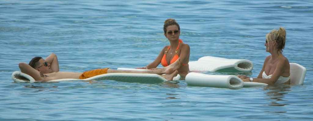 Zara Holland en bikini à La Barbade