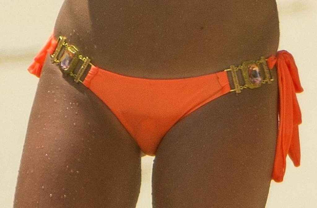 Zara Holland en bikini à La Barbade