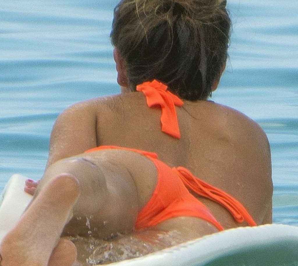 Zara Holland en bikini à La Barbade