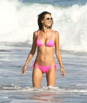 Alessandra Ambrosio dans un bikini rose à Malibu