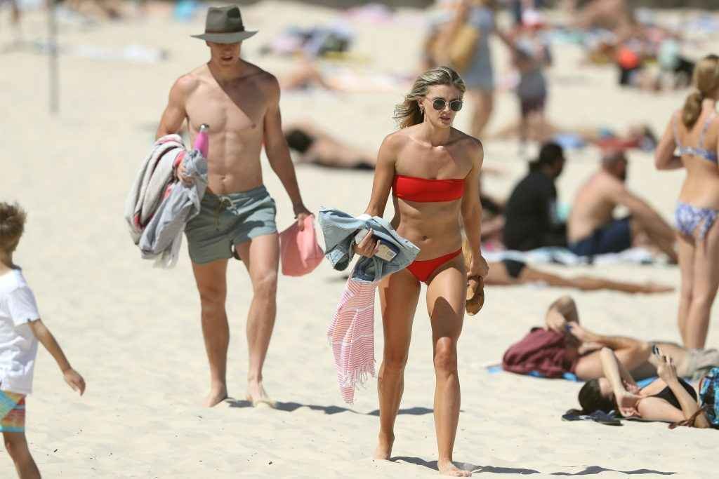 Amy Pejkovic en bikini à Sidney