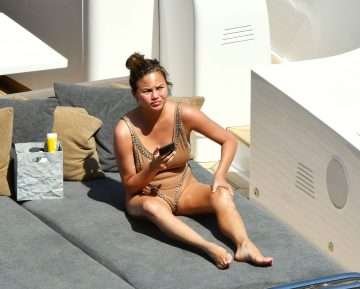 Chrissy Teigen en maillot de bain en Corse