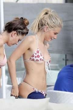 Lottie Moss en bikini