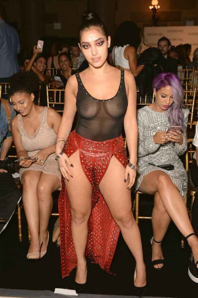 inas X exhibe ses seins à la Fashion Week