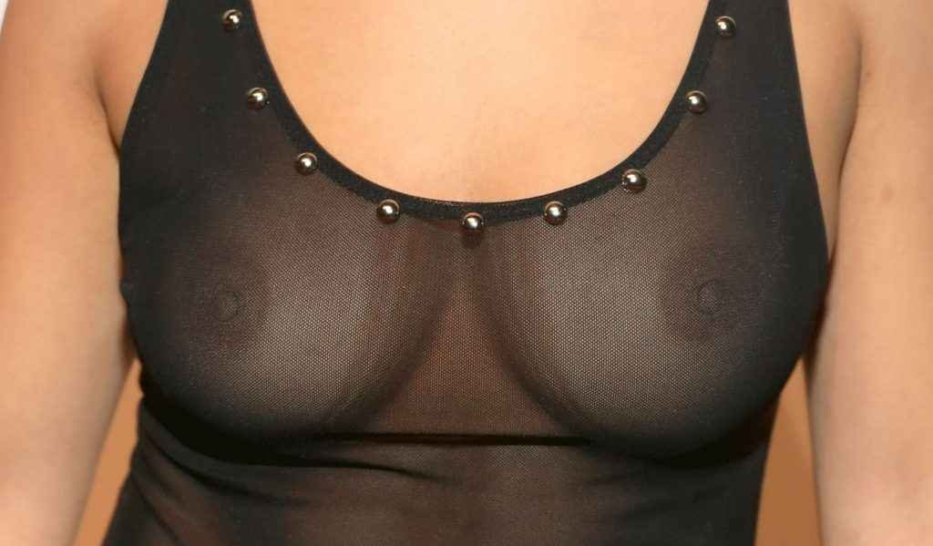 inas X exhibe ses seins à la Fashion Week