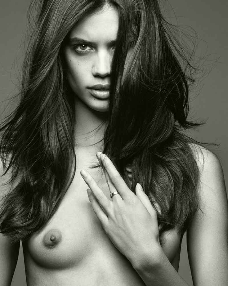 Sara Sampaio seins nus