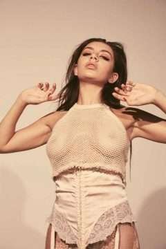 Charli XCX seins nus par transparence