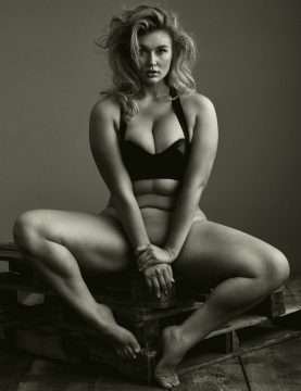 Hunter McGrady nue dans Treats!