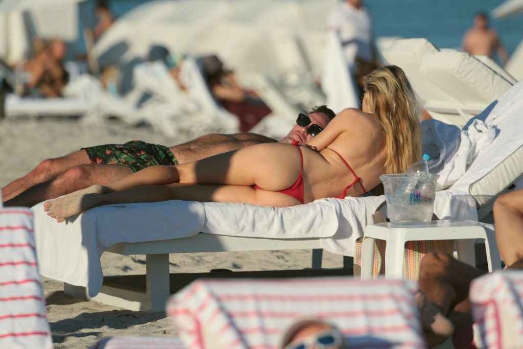 Louisa Warwick en bikini à Miami