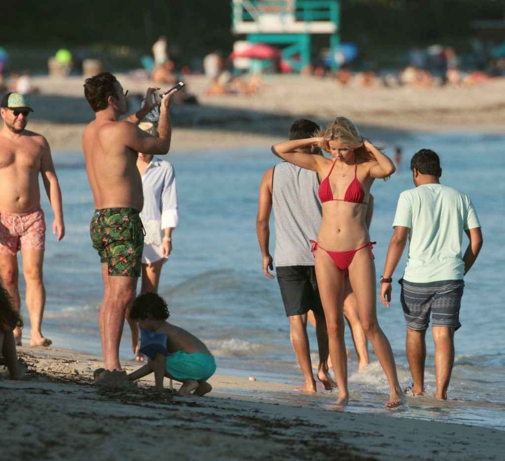 Louisa Warwick en bikini à Miami