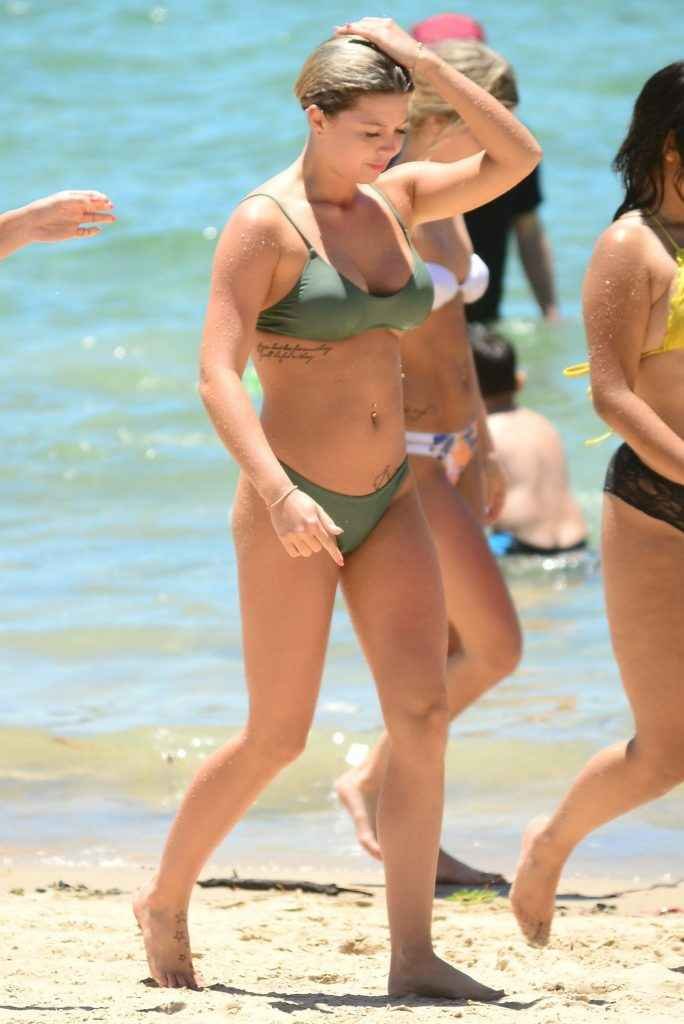 Courtney Cole en bikini en Australie