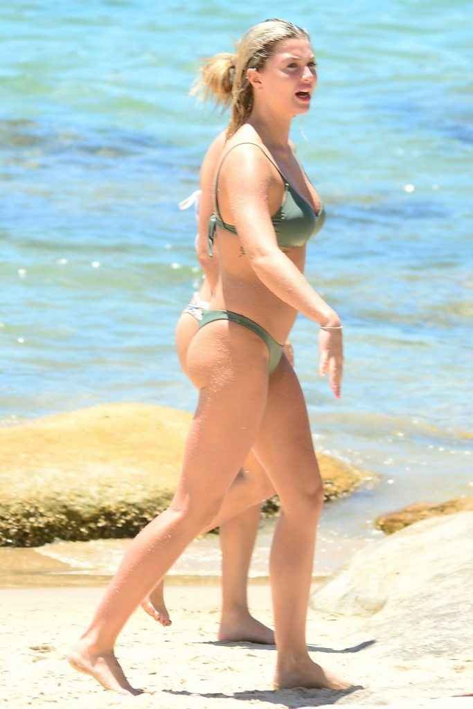 Courtney Cole en bikini en Australie