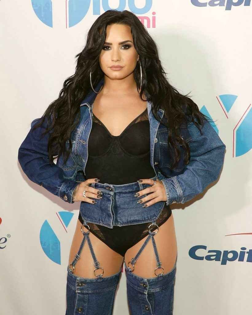 Demi Lovato en petite culotte au Y100 Jingle Ball