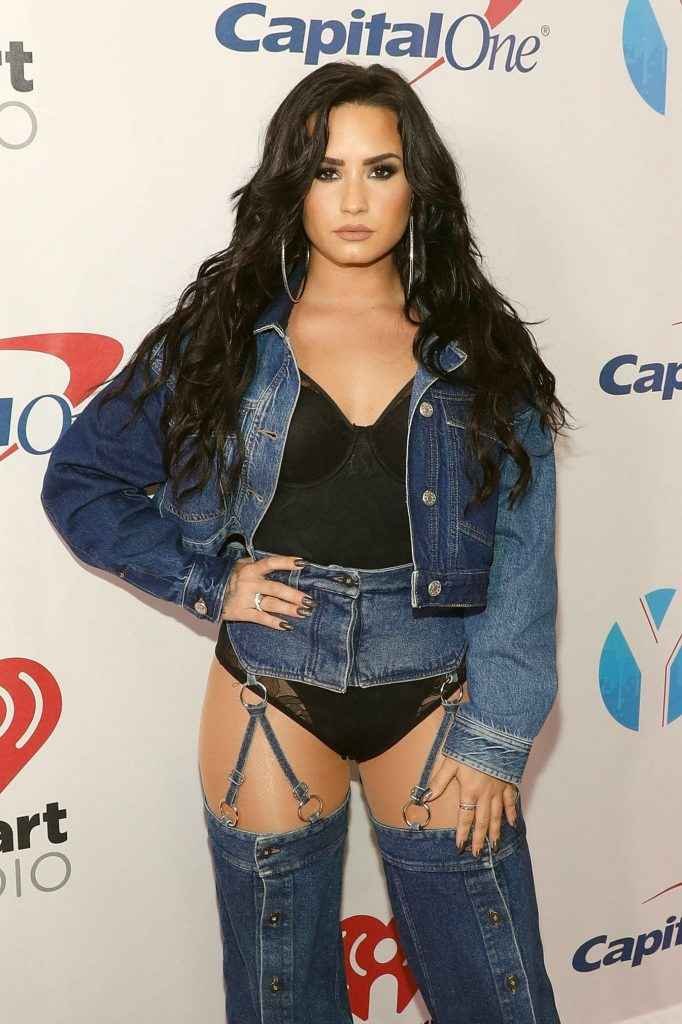 Demi Lovato en petite culotte au Y100 Jingle Ball