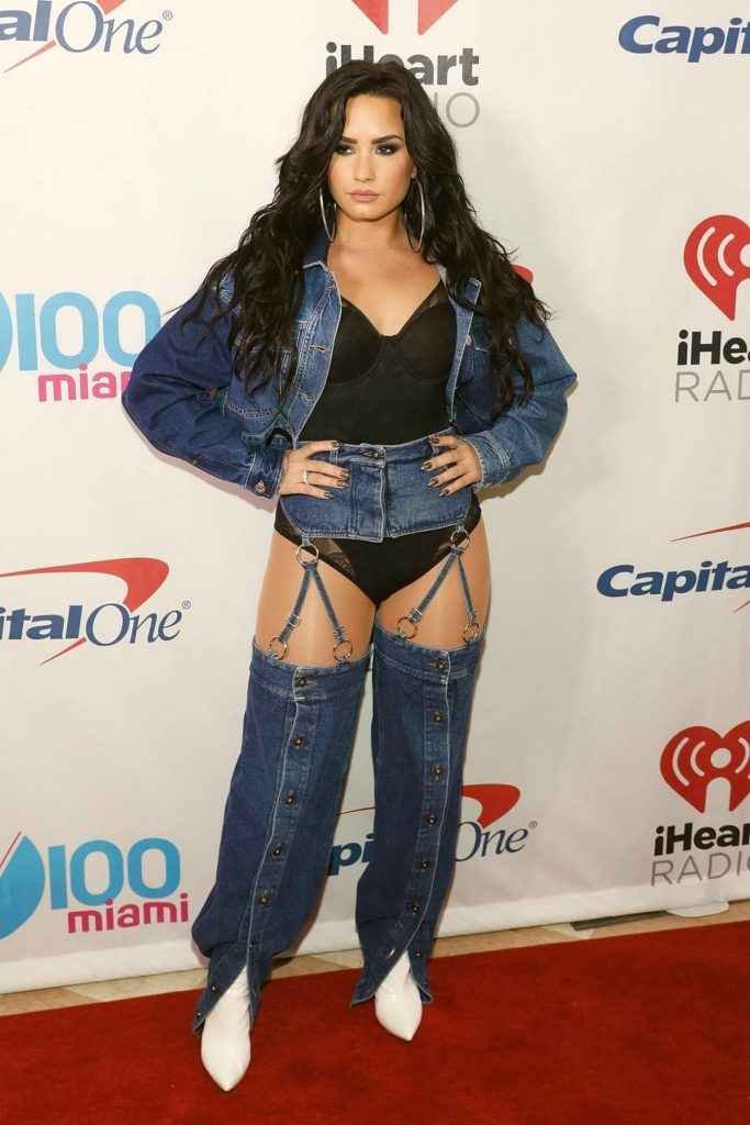 Demi Lovato en petite culotte au Y100 Jingle Ball