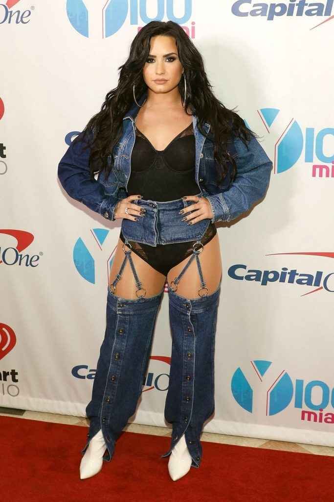 Demi Lovato en petite culotte au Y100 Jingle Ball