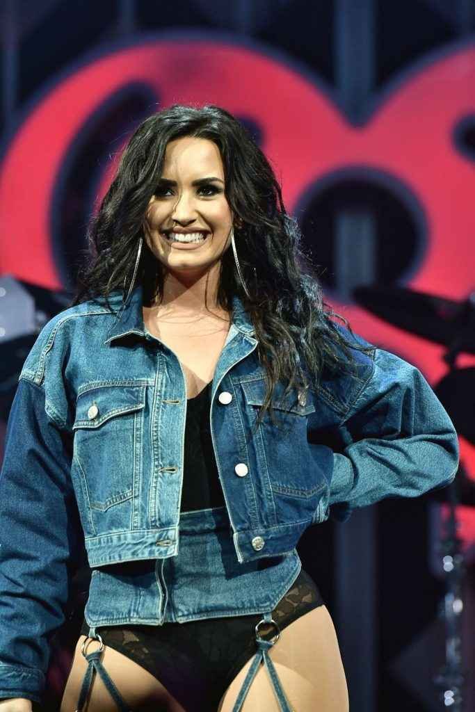 Demi Lovato en petite culotte au Y100 Jingle Ball