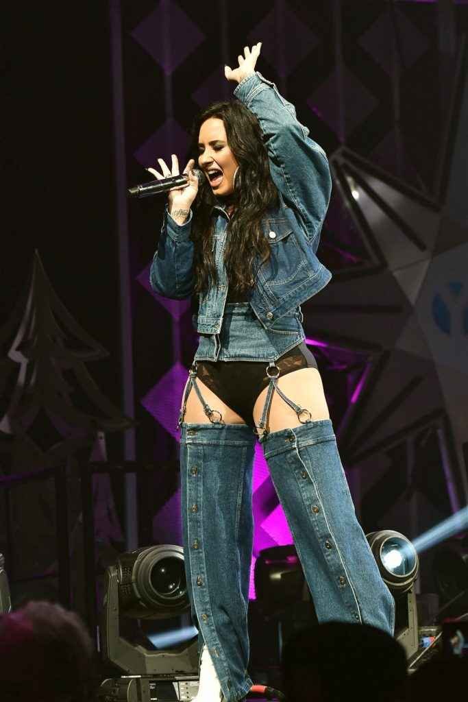 Demi Lovato en petite culotte au Y100 Jingle Ball