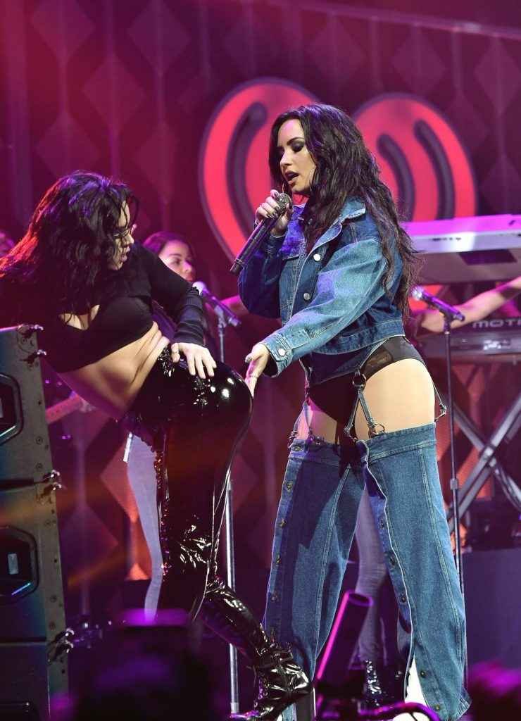 Demi Lovato en petite culotte au Y100 Jingle Ball