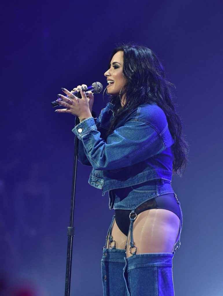 Demi Lovato en petite culotte au Y100 Jingle Ball