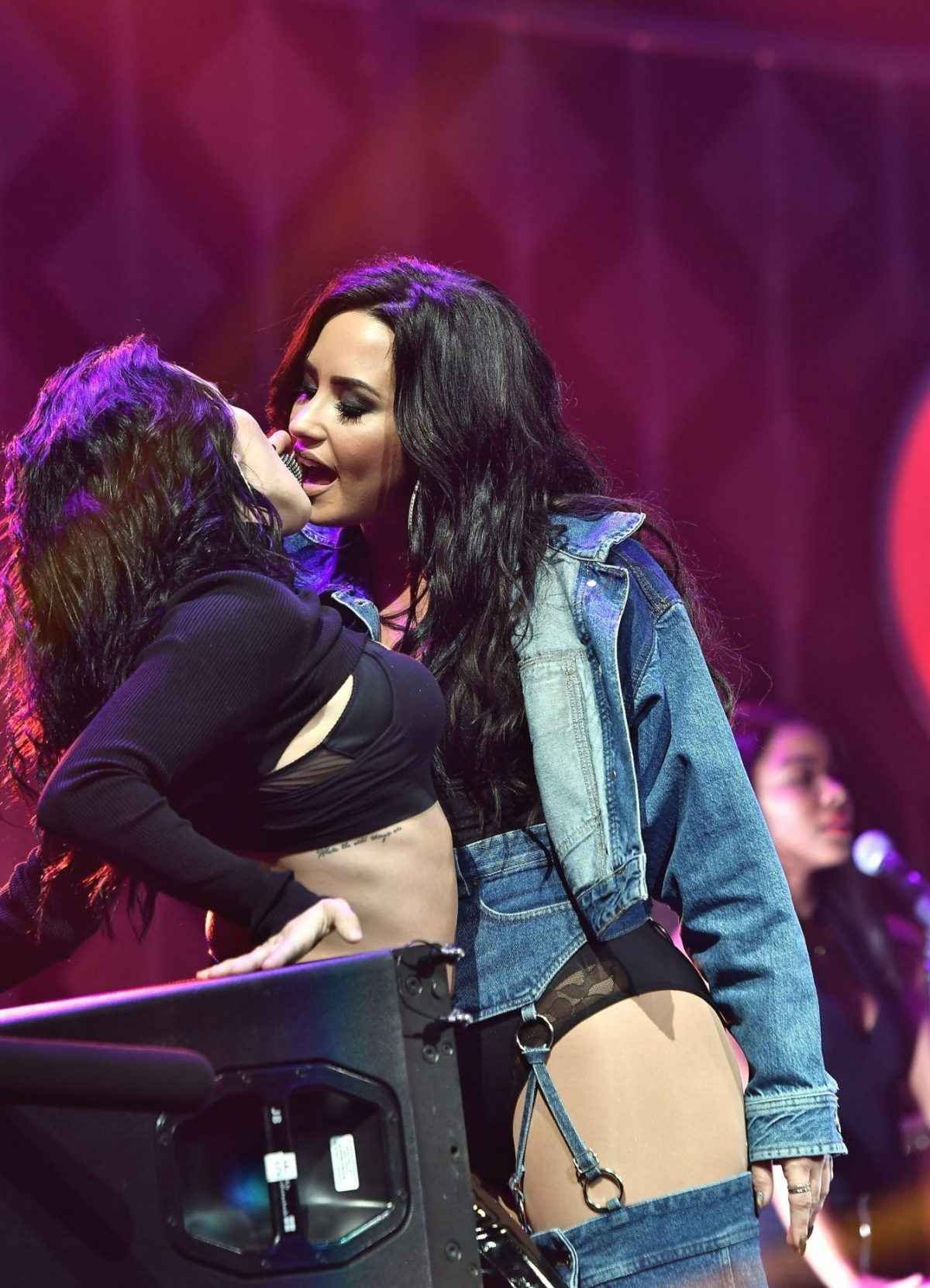 Demi Lovato en petite culotte au Y100 Jingle Ball