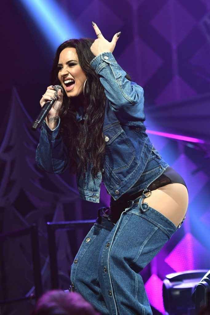 Demi Lovato en petite culotte au Y100 Jingle Ball