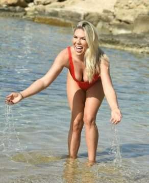 Frankie Essex dans un maillot de bain rouge au Cap Vert