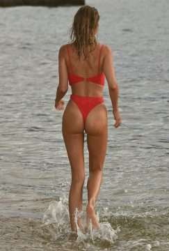 Kimberley Garner dans un bikini rouge