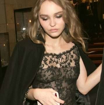 Lily-Rose Depp ose le chemisier transparent à Hambourg