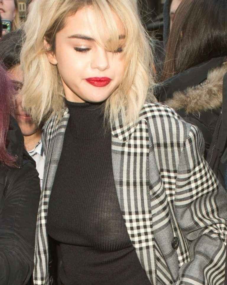 Selena Gomez seins nus par transparence à Londres