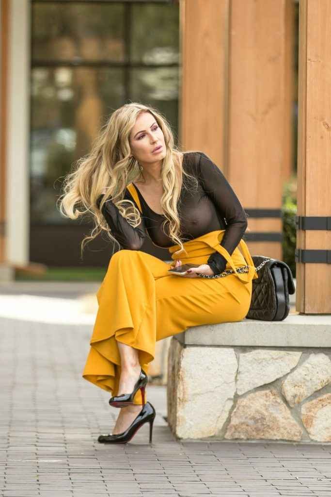 Ana Braga seins nus par transparence dans les rues de Los Angeles