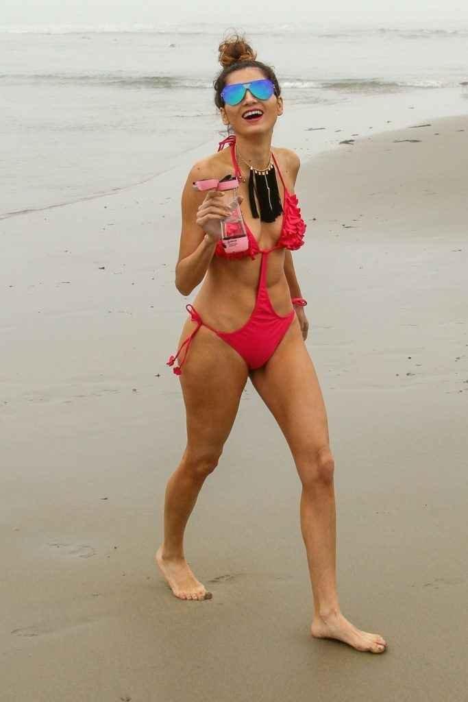 Blanca Blanco dans un maillot de bain rose à Malibu