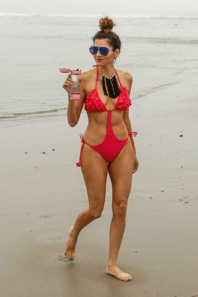 Blanca Blanco dans un maillot de bain rose à Malibu