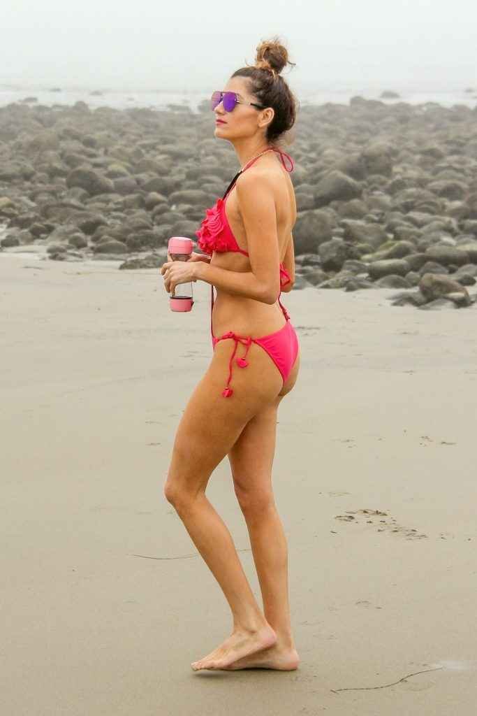 Blanca Blanco dans un maillot de bain rose à Malibu