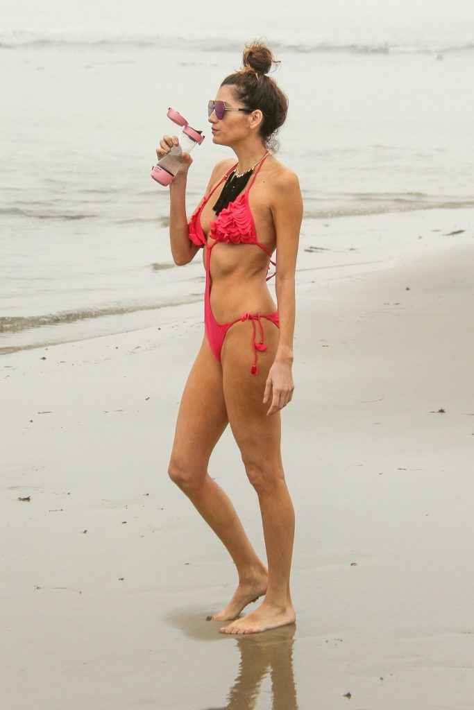 Blanca Blanco dans un maillot de bain rose à Malibu