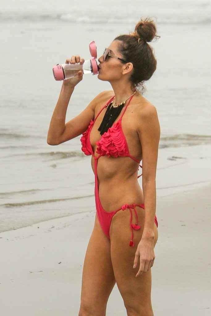 Blanca Blanco dans un maillot de bain rose à Malibu