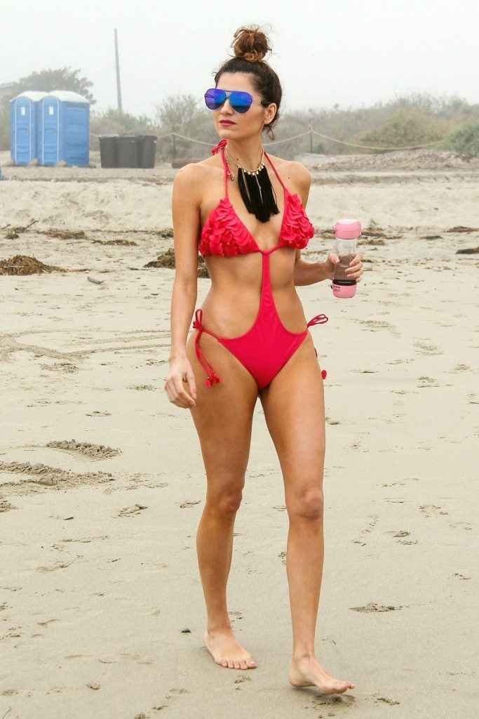 Blanca Blanco dans un maillot de bain rose à Malibu