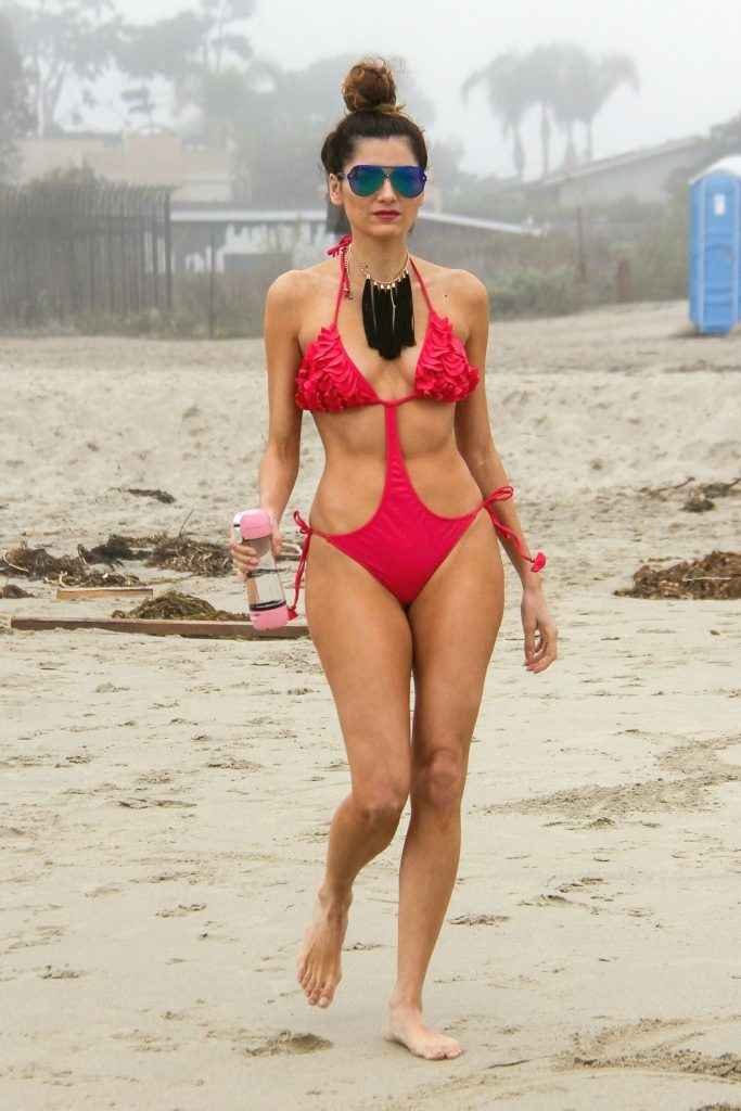 Blanca Blanco dans un maillot de bain rose à Malibu