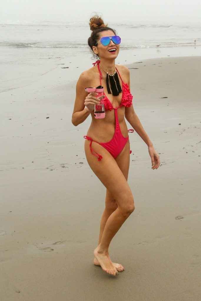 Blanca Blanco dans un maillot de bain rose à Malibu