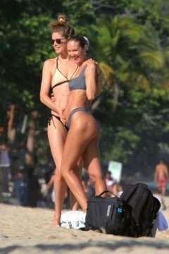 Doutzen Kroes en Candice Swanepoel en bikini à Bahia