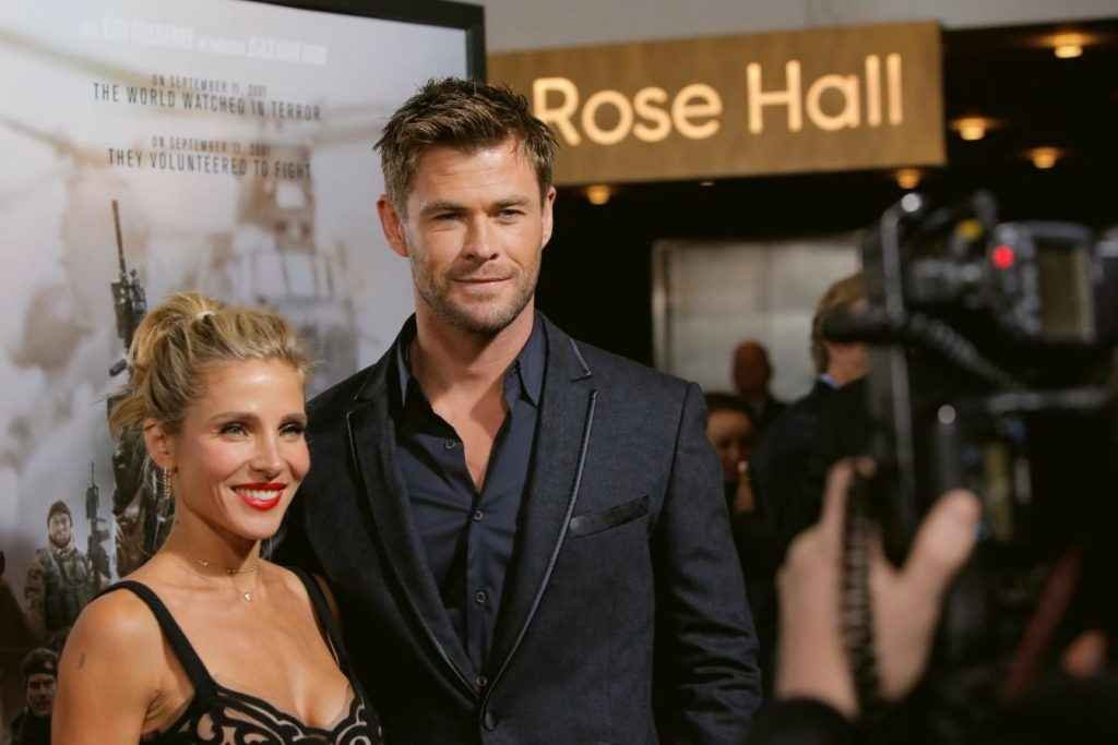 Elsa Pataky ouvre le décolleté à la première de "12 Strong"