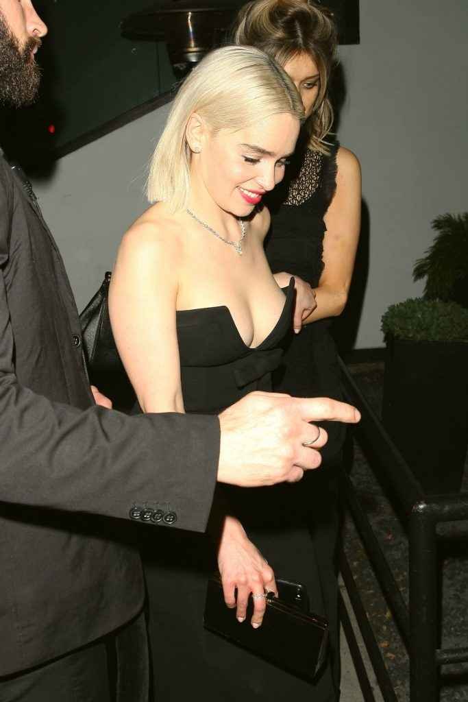 Emilia Clarke, un décolleté sans soutien-gorge aux Golden Globes