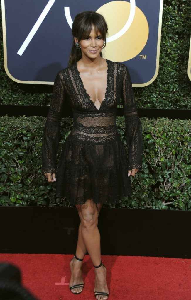 Halle Berry ouvre le décolleté aux Golden Globes