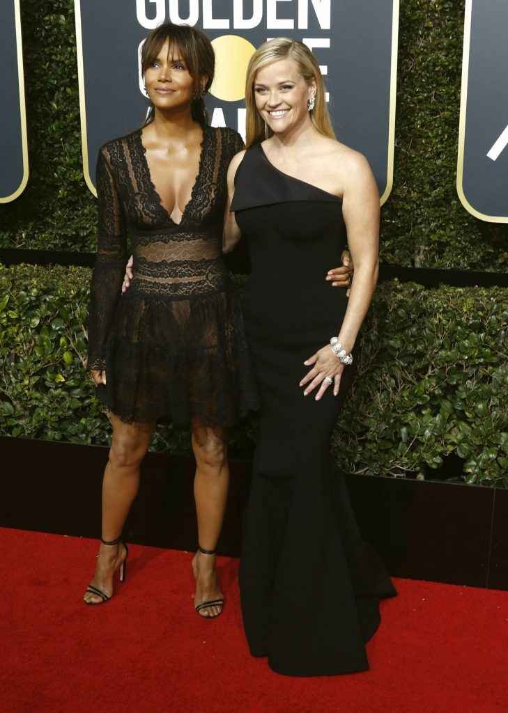 Halle Berry ouvre le décolleté aux Golden Globes