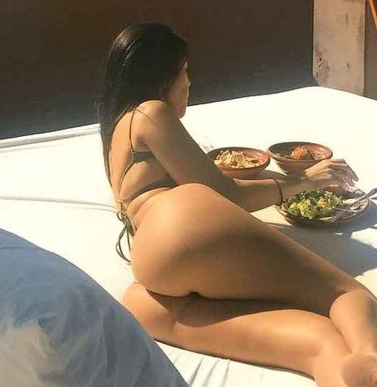 Kourtney Kardashian en bikini string