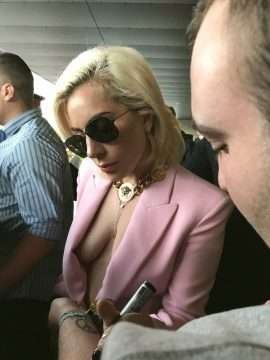 Lady Gaga ouvre le décolleté à l'aéroport de Barcelone