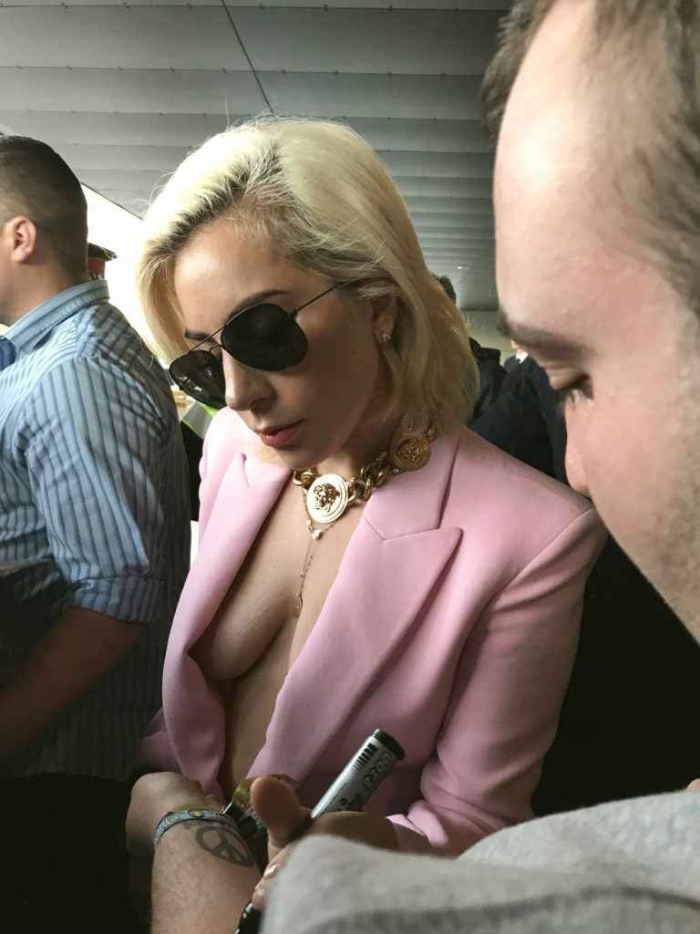 Lady Gaga ouvre le décolleté à l’aéroport de Barcelone