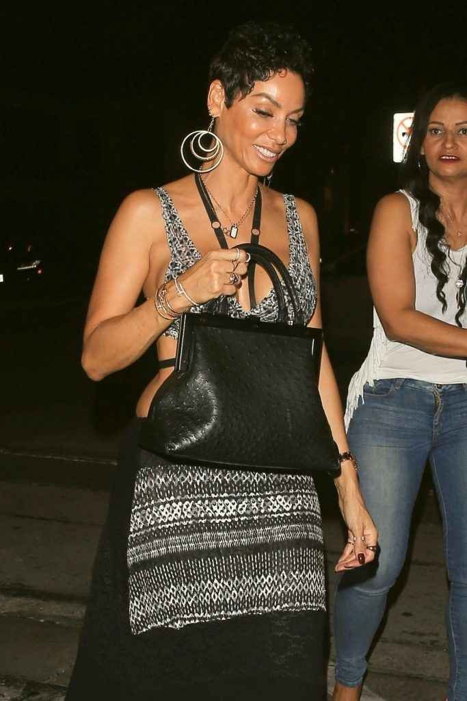 Nicole Murphy exhibe son décolleté à West Hollywood