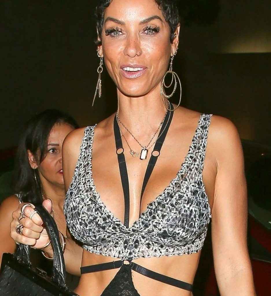 Nicole Murphy exhibe son décolleté à West Hollywood